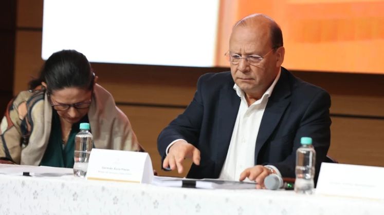 Ministro de Hacienda se retira de la Junta del Banco por alza de 100 puntos